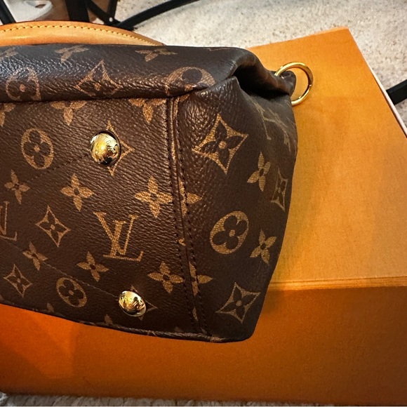 Louis Vuitton Pre-Owned
2016 Monogram Pallas MM satchel - Picture 8 of 16